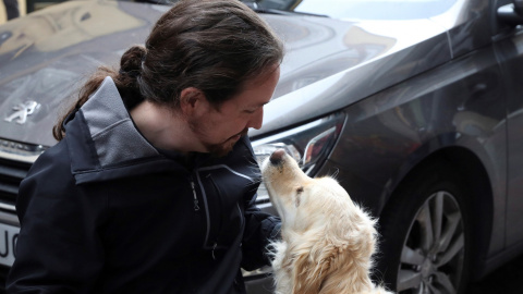 El candidato de Unidas Podemos a la presidencia del Gobierno, Pablo Iglesias, con su perra Leona, antes de participar en un acto contra el maltrato animal, en Madrid. EFE/ J.J. Guillén