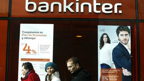 Un anuncio de planes de pensiones en una oficina de Bankinter. E.P.