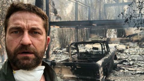 El actor Gerard Butler, protagonista de la película '300', se fotografía antes su mansión arrasada por el fuego en Malibú. / TWITTER