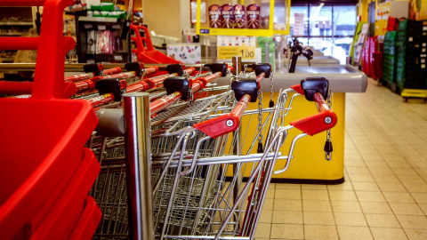 Carros de la compra en un supermercado de Madrid en una imagen de archivo.