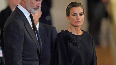 El rey Felipe VI y la reina Letizia de España ven el ataúd de la reina Isabel II, yaciendo en el catafalco en el Palacio de Westminster, Londres.