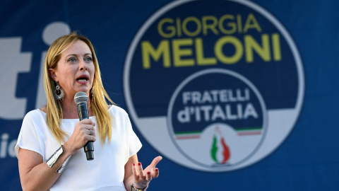 Giorgia Meloni, líder del partido de extrema derecha Fratelli d'Italia, habla durante un mitin en la plaza del Duomo antes de las elecciones anticipadas del 25 de septiembre, en Milán.