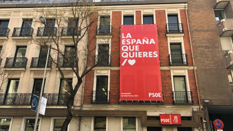 La sede del PSOE en la madrileña calle de Ferraz con una pancarta con el lema de su precampaña para las elecciones del 28 de abril. TWITTER PSOE