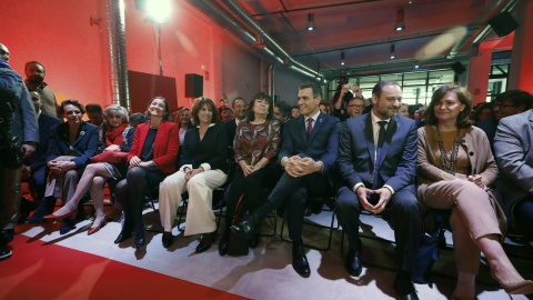 El presidente del Gobierno, Pedro Sánchez (3d), junto a la vicepresidenta del Gobierno, Carmen Calvo (d), el ministro de Fomento y secretario de Organización del PSOE, José Luis Ábalos (2d), la ministra de Trabajo, Migraciones y Seguridad Social, Magd