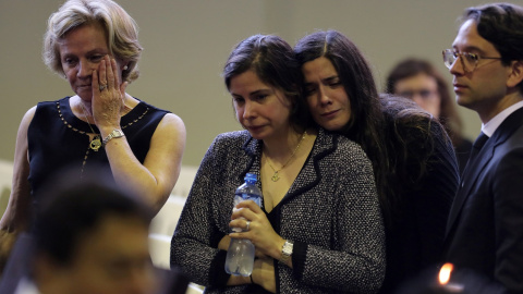 Pilar Nores, esposa del ex presidente de Perú Alan García, y sus hijas Gabriela y Luciana. Reuters