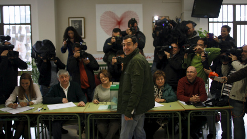 El candidato del PP Juan Manuel Moreno Bonilla, mira hacia los periodistas, mientras vota en su colegio electoral de Málaga. REUTERS/Jon Nazca