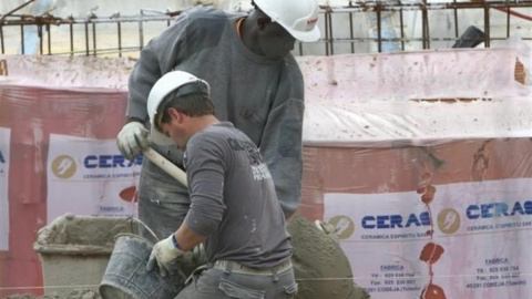 Foto de archivo de un trabajador extranjero en un obra. E.P.