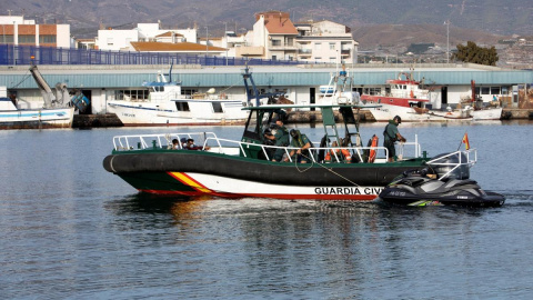 Una patrullera de la Guardia Civil junto a una moto de agua utilizada para introducir irregularmente a migrantes en las costas de Cádiz.