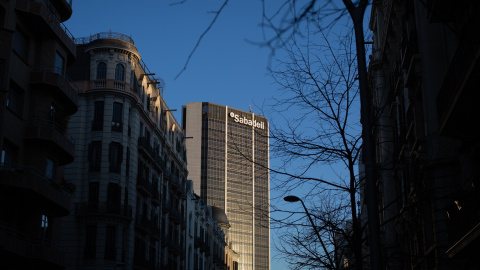 Vista de la fachada de la sede del Banco Sabadell en la Avenida Diagonal de Barcelona. E.P./David Zorrakino