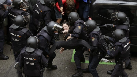 Agentes antidisturbios en la escuela Ramón Llull de Barcelona / EFE