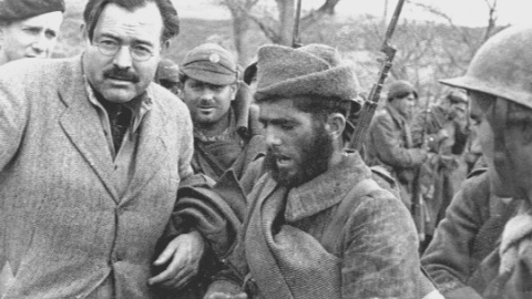 Ernest Hemingway, en el frente de Teruel, en diciembre de 1937.