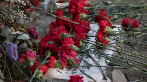 Un puñado de rosas cubren la lápida de Antonio Machado en el camposanto de Collioure.- ASIS AYERBE