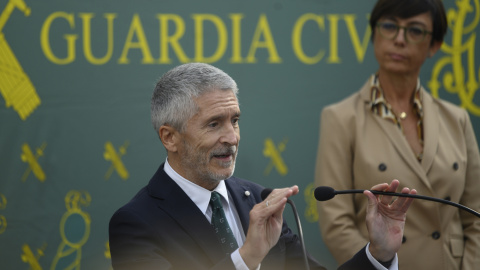 El ministro del Interior, Fernando Grande-Marlaska, junto a la directora general de la Guardia Civil, María Gámez (i), durante un acto en el municipio cántabro de Potes.