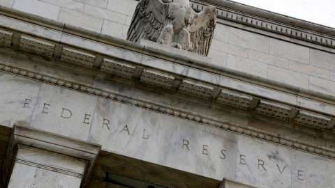 Detalle de la fachada del edificio de la sede de la Reserva Federal de EEUU, en Washington. REUTERS/Jonathan Ernst