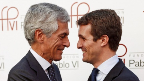 El político y abogado Adolfo Suárez Illana saluda al presidente del PP, Pablo Casado, tras la mesa redonda sobre 'El papel de la Iglesia en una sociedad democrática' organizada por la Fundación Pablo VI y la Conferencia Episcopal. EFE/ SMariscal