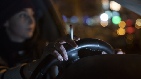 Una persona fuma en un coche, a 9 de diciembre de 2021, en Madrid (España).