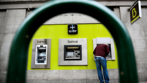 Un hombre utiliza un cajero automático en una oficina de Bankia en el centro de Madrid. REUTERS/Andrea Comas