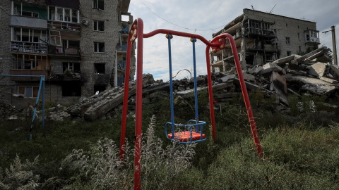 Se ven casas dañadas en la ciudad de Izium, en Kharkiv, recientemente liberada por las Fuerzas Armadas de Ucrania.