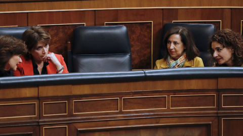 La vicepresidenta del Gobierno, Carmen Calvo (i), junto a las ministras, de Justicia, Dolores Delgado (2i); de Defensa, Margarita Robles (2d), y de Hacienda, María Jesús Montero (d), durante el último pleno del Congreso de la legislatura antes de la co