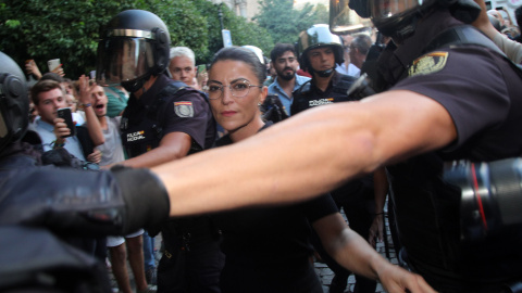 Macarena Olona intenta acceder a un acto en la facultad de Derecho de Granada el pasado jueves.