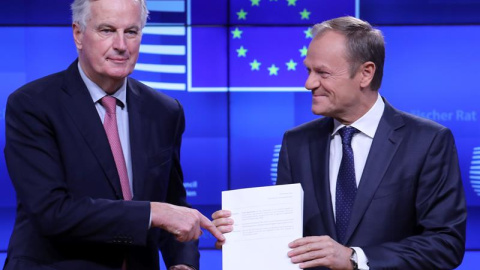 Michel Barnier entrega el borrador del acuerdo del brexit a Donald Tusk en Bruselas. / EFE