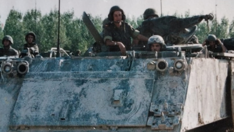 Imagen de Lourdes Cebollero mientras participaba en unas maniobras cuando era miembro del Ejército.