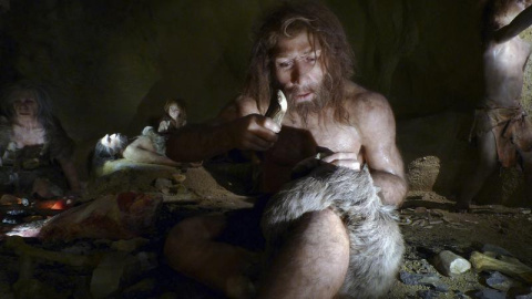 Una familia neandertal, en una exposición en el Museo Neandertal de Kaprina, en Croacia. / REUTERS