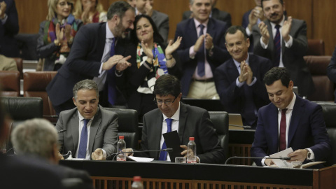 Elías Bendodo, Juan Marín y Juanma Moreno, en el Parlamento de Andalucía, este jueves