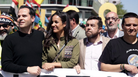 Begoña Villacís porta la pancarta de la cabecera de la manifestación de Jusapol en Madrid, el 5 de mayo de 2018, junto a Ignacio Aguado y Miguel Ángel Gutiérrez. Detrás, Felisuco (Félix Álvarez). / Cs_Madrid