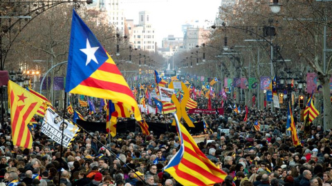 21/02/2019.- Miles de personas abarrotan la Diagonal de Barcelona este jueves en la manifestación unitaria de la jornada de huelga general en Cataluña convocada por el sindicato independentista Intersindical-CSC en protesta por el juicio del 'procés' q