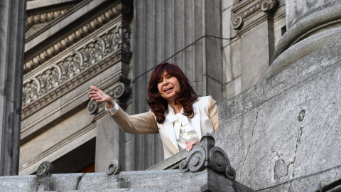 La actual vicepresidenta y expresidenta de Argentina, Cristina Fernández de Kirchner, saluda desde un balcón del Congreso luego de pronunciar un discurso público en su defensa