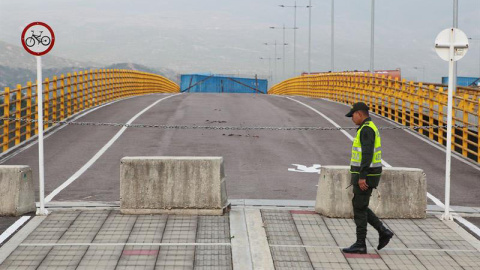 Un policía presta seguridad este jueves en el puente fronterizo entre Colombia y Venezuela Las Tienditas. (EFE)