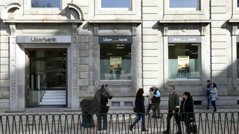 Oficina central de Liberbank en Oviedo. EFE/José Luis Cereijido