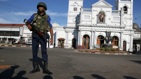 22/04/2019 - Un oficial de seguridad frente al santuario de San Antonio en Colombo, después de la detonación de varias bombas en iglesias y hoteles de lujo en Semana Santa | REUTERS/ Athit Perawongmetha