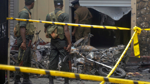 21/04/2019 - Militares de Sri Lanka montan guardia cerca del lugar de la explosión en una iglesia en Batticaloa el 21 de abril de 2019 | REUTERS