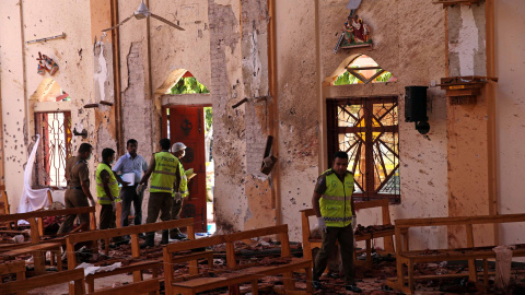 22/04/2019 - Oficiales de policía trabajan en la iglesia católica de San Sebastián tras la explosión de varias bombas en iglesias y hoteles de lujo en Semana Santa | REUTERS/ Athit Perawongmetha