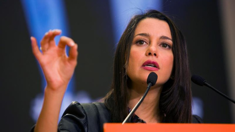 La portavoz nacional de Ciudadanos Inés Arrimadas interviene durante un acto de precampaña electoral de Ciudadanos en el Museo del Automóvil. EFE/Álvaro Cabrera