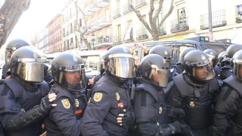 Agentes de la Unidad de Intervención Policial (UIP) de la Policía Nacional desplegados para el desahucio de cuatro familias en la calle Argumosa 11 de Madrid. / EUROPA PRESS