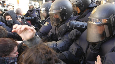 Agentes de la Unidad de Intervención Policial (UIP) de la Policía Nacional desplegados para el desahucio de cuatro familias en la calle Argumosa 11 de Madrid. / EUROPA PRESS