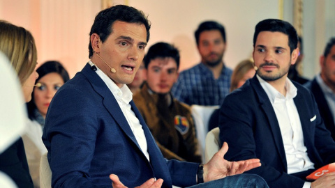 16/04/2019.- El presidente de Ciudadanos y candidato a la Presidencia del Gobierno de España, Albert Rivera (i), junto al candidato de Cs por Madrid, Pablo Sarrión (d), durante un Encuentro Ciudadano en Albacete. / EFE