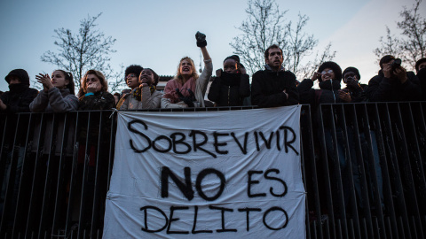 Concentración en la plaza de Nelson Mandela, en el barrio madrileño de Lavapiés, para protestar por la muerte del mantero senegalés Mmame Mbage. JAIRO VARGAS