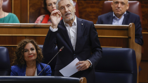 El ministro del Interior, Fernando Grande-Marlaska, interviene durante la sesión de control en el Congreso de los diputados este miércoles, en Madrid. EFE/ Juan Carlos Hidalgo