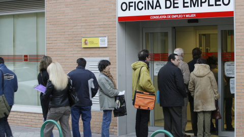 Colas ante una oficina de empleo | EFE/ Archivo