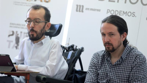 El líder de Podemos, Pablo Iglesias (d) y el secretario de Organización, Pablo Echenique, durante la presentación del documento "Presupuestos con la gente dentro. Democracia es Estado social", esta tarde en el Círculo de Bellas Artes de Madrid. EFE/ Z