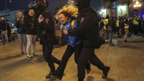 Policías rusos detienen a un participante de una protesta no autorizada contra la movilización parcial por el conflicto en Ucrania, en el centro de Moscú.