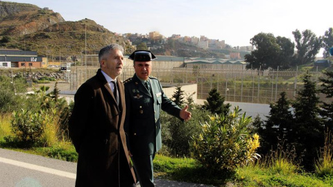 El ministro del Interior, Fernando Grande-Marlaska, durante la visita que ha realizado este sábado al puesto fronterizo de El Tarajal .EFE