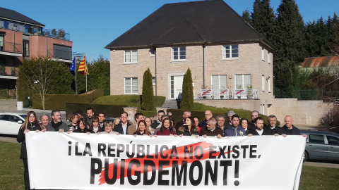 Arrimadas, enfrente de la casa de Puigdemont en Waterloo.