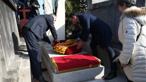 Pedro Sánchez colocando una ofrenda floral sobre la tumba de Azaña. EP