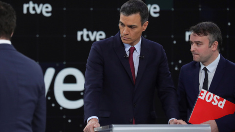 El presidente del Gobierno y candidato del PSOE, Pedro Sánchez (c), junto a su jefe de gabinete, Iván Redondo (d), antes del comienzo del primer debate a cuatro en TVE. EFE/JuanJo Martín