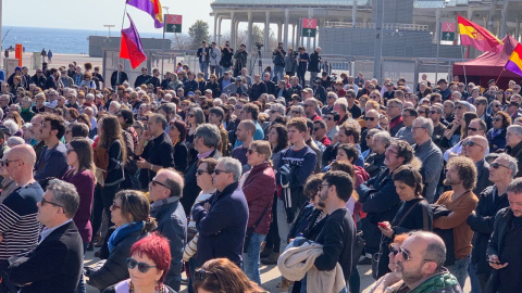 Centenars de persones assisteixen a la inauguració del mur en memòria dels afusellats al Camp de la Bota entre els anys 1939 i 1952. PÜBLIC